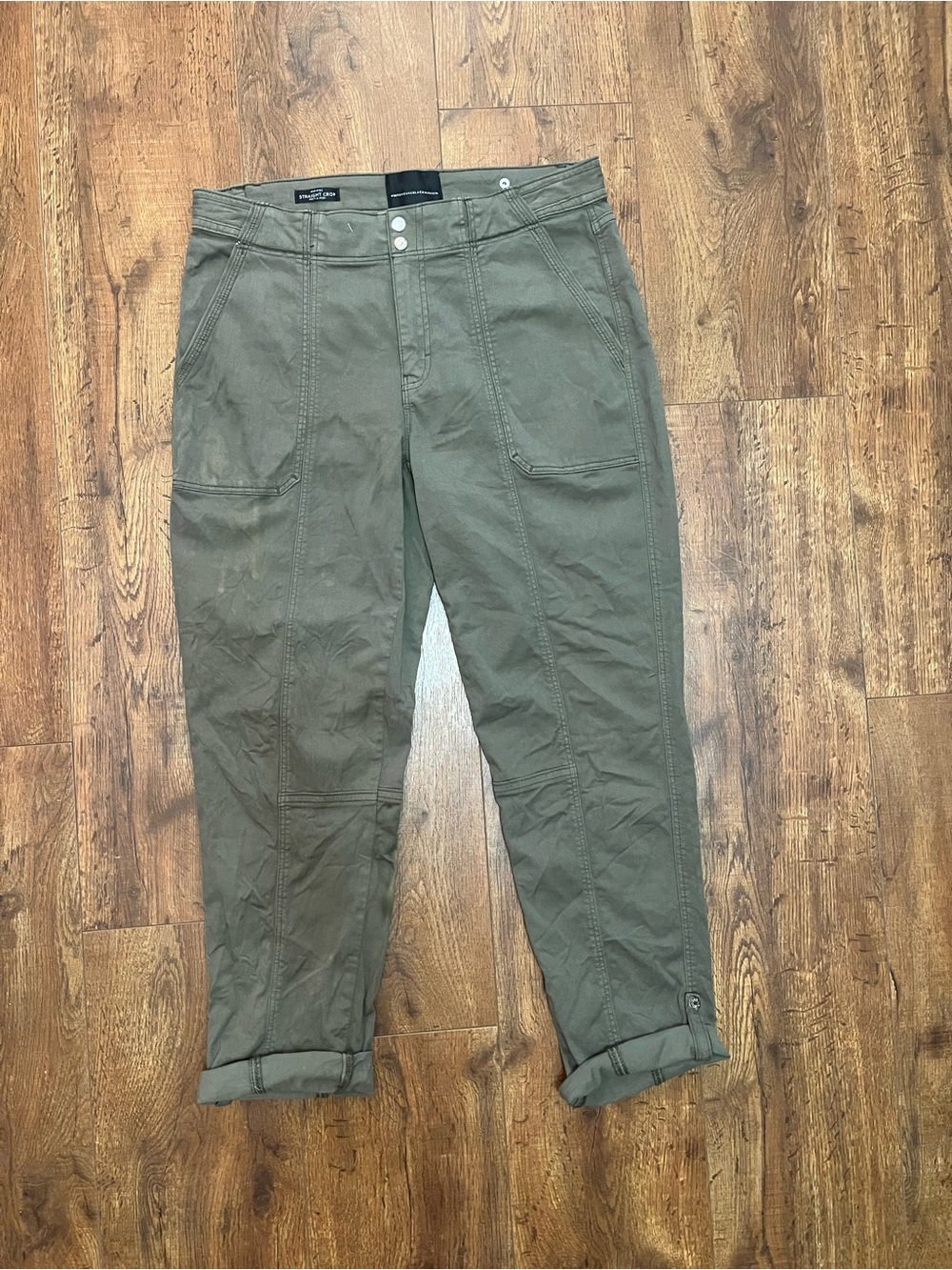 White House Black Market "Pret-A-Pedi Straight Crop" pants in Olive Size 8